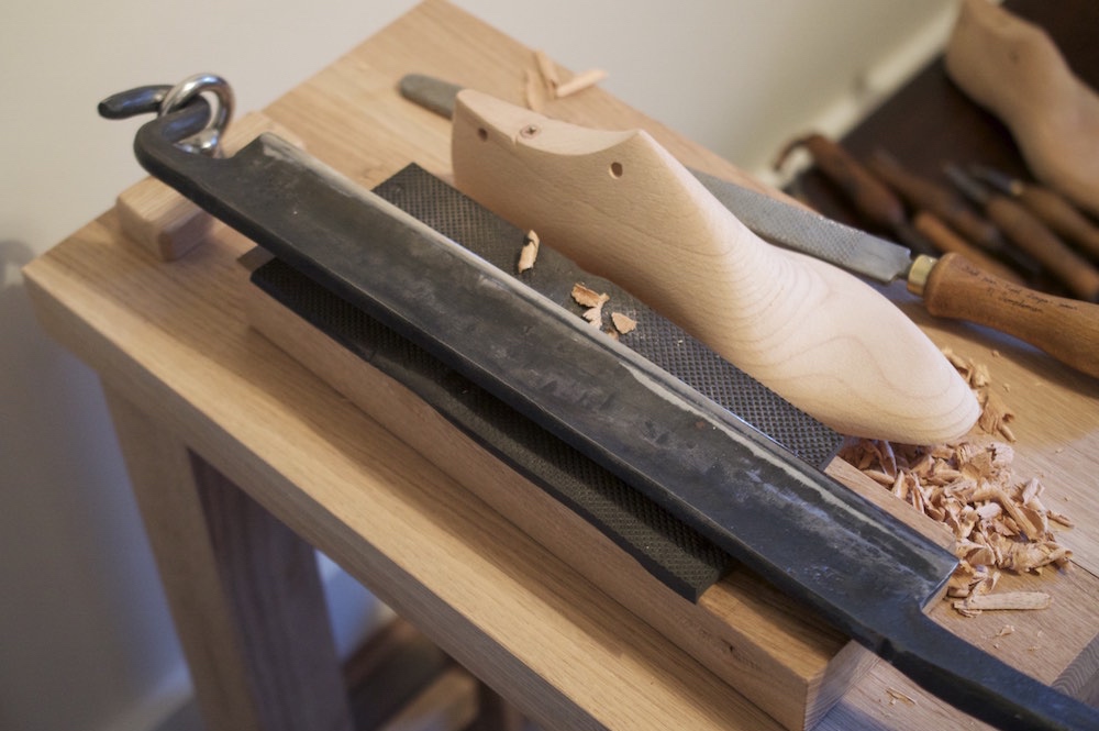 Lastmaking bench and stock knife.